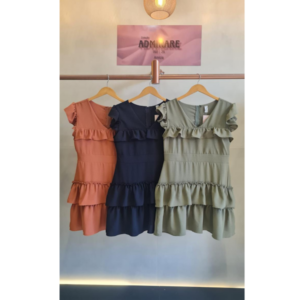 VESTIDO CURTO EM CREPE COM RELEVO E BABADO NO BUSTO