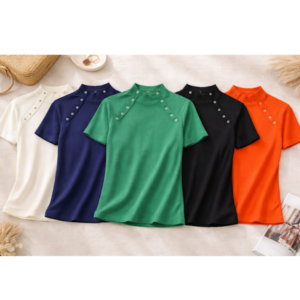 BLUSA MANGA CURTA EM MALHA CANELADA GOLA ALTA COM BOTÕES